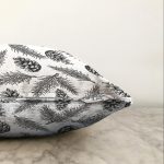 Beyaz Zemin Üzerinde Kozalak Desenli Dijital Baskılı Modern Raşel Kadife Yastık Kırlent Kılıfı Realhomes