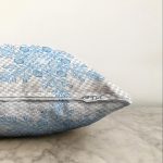 Renkli Ekose Zemin Üzerinde Kartanesi Desenli Dijital Baskılı Modern Raşel Kadife Yastık Kılıfı Realhomes