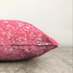 Rengarenk Zemin Üzerinde Beyaz Çiçek Desenli Raşel Kadife Yastık Kırlent Kılıfı Realhomes