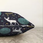 - Sonil-K-8409-Gorsel3 - Realhomes  Renkli Zemin Üzerinde Geyik Desenli Dijital Baskılı Modern Raşel Kadife Yastık Kırlent Kılıfı Realhomes