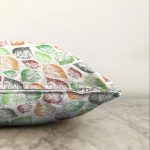 - Sonil-K-8410-Gorsel3 - Realhomes Beyaz Zemin Üzerinde Renkli Sonbahar Yaprak Desenli Raşel Kadife Yastık Kırlent Kılıfı Realhomes