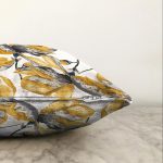 - Sonil-K-8411-Gorsel3 - Realhomes  Beyaz Zemin Üzerinde Gold Detaylı Yaprak Desenli Modern Raşel Kadife Yastık Kırlent Kılıfı Realhomes