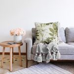 - Sonil-K-8413-Gorsel2 - Realhomes  Renkli Zemin Üzerinde Yaprak Desenli Dijital Baskılı Modern Raşel Kadife Yastık Kırlent Kılıfı Realhomes