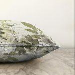 - Sonil-K-8413-Gorsel3 - Realhomes  Renkli Zemin Üzerinde Yaprak Desenli Dijital Baskılı Modern Raşel Kadife Yastık Kırlent Kılıfı Realhomes