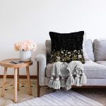 - Sonil-K-8419-Gorsel2 - Realhomes  Siyah Zemin Üzerinde Gold Detaylı Çiçek Desenli Modern Raşel Kadife Yastık Kırlent Kılıfı Realhomes