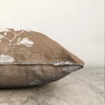 - Sonil-K-8420-Gorsel3 - Realhomes  Rengarenk Zemin Üzerinde Beyaz Çiçek Desenli Raşel Kadife Yastık Kırlent Kılıfı Realhomes