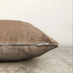 Rengarenk Zemin Üzerinde Beyaz Çiçek Desenli Raşel Kadife Yastık Kırlent Kılıfı Realhomes