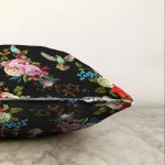 - Sonil-K-8426-Gorsel3 - Realhomes Siyah Zemin Üzerinde Çiçek Desenli Kuş Figurlu Modern Raşel Kadife Yastık Kırlent Kılıfı Realhomes