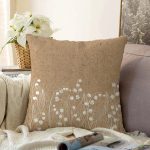 - Sonil-K-8427-Gorsel1 - Realhomes  Rengarenk Zemin Üzerinde Beyaz Çiçek Desenli Raşel Kadife Yastık Kırlent Kılıfı Realhomes