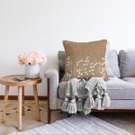 - Sonil-K-8427-Gorsel2 - Realhomes  Rengarenk Zemin Üzerinde Beyaz Çiçek Desenli Raşel Kadife Yastık Kırlent Kılıfı Realhomes