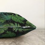 - Sonil-K-8430-Gorsel3 - Realhomes  Siyah Zemin Üzerinde Yeşil Yaprak Desenli Raşel Kadife Yastık Kırlent Kılıfı Realhomes