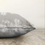 - Sonil-K-8442-Gorsel3 - Realhomes Pastel Zeminli Beyaz Yaprak Desenli Dijital Baskılı Modern Raşel Kadife Yastık Kırlent Kılıfı Realhomes