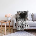 - Sonil-K-8443-Gorsel2 - Realhomes  Siyah Zemin Üzerinde Beyaz Yaprak Desenli Raşel Kadife Yastık Kırlent Kılıfı Realhomes