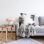 - Sonil-K-8444-Gorsel2 - Realhomes  Beyaz Zemin Üzerinde Siyah Yaprak Desenli Raşel Kadife Yastık Kırlent Kılıfı Realhomes