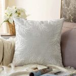 Gri Zeminli Beyaz Yaprak Desenli Dijital Baskılı Modern Raşel Kadife Yastık Kırlent Kılıfı Realhomes