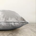 Gri Zeminli Beyaz Yaprak Desenli Dijital Baskılı Modern Raşel Kadife Yastık Kırlent Kılıfı Realhomes