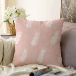 Pastel Zeminli Beyaz Yaprak Desenli Dijital Baskılı Modern Raşel Kadife Yastık Kırlent Kılıfı Realhomes