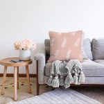 Pastel Zeminli Beyaz Yaprak Desenli Dijital Baskılı Modern Raşel Kadife Yastık Kırlent Kılıfı Realhomes