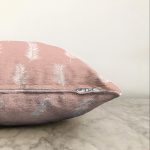 Pastel Zeminli Beyaz Yaprak Desenli Dijital Baskılı Modern Raşel Kadife Yastık Kırlent Kılıfı Realhomes