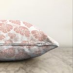 - Sonil-K-8448-Gorsel3 - Realhomes  Pastel Zeminli Beyaz Yaprak Desenli Dijital Baskılı Modern Raşel Kadife Yastık Kırlent Kılıfı Realhomes