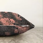 - Sonil-K-8449-Gorsel3 - Realhomes  Siyah Zemin Üzerinde Pastel Renkli Yaprak Desenli Modern Raşel Kadife Yastık Kırlent Kılıfı Realhomes