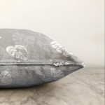 - Sonil-K-8450-Gorsel3 - Realhomes Gri Zeminli Beyaz Yaprak Desenli Dijital Baskılı Modern Raşel Kadife Yastık Kırlent Kılıfı Realhomes