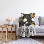 - Sonil-K-8453-Gorsel2 - Realhomes  Siyah Zemin Üzerinde Gold Detaylı Yaprak Desenli Modern Raşel Kadife Yastık Kırlent Kılıfı Realhomes