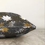 - Sonil-K-8453-Gorsel3 - Realhomes  Siyah Zemin Üzerinde Gold Detaylı Yaprak Desenli Modern Raşel Kadife Yastık Kırlent Kılıfı Realhomes