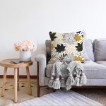 - Sonil-K-8454-Gorsel2 - Realhomes  Beyaz Zemin Üzerinde Gold Detaylı Sonbahar Yaprak Desenli Raşel Kadife Yastık Kırlent Kılıfı Realhomes