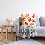 Beyaz Zemin Üzerinde Renki Sonbahar Yaprak Desenli Modern Raşel Kadife Yastık Kırlent Kılıfı Realhomes