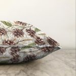 - Sonil-K-8456-Gorsel3 - Realhomes  Beyaz Zemin Üzerinde Kozalak Desenli Dijital Baskılı Modern Raşel Kadife Yastık Kırlent Kılıfı Realhomes