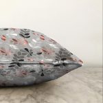 - Sonil-K-8457-Gorsel3 - Realhomes  Pastel Zemin Üzerinde Yaprak Desenli Dijital Baskılı Modern Raşel Kadife Yastık Kırlent Kılıfı Realhomes