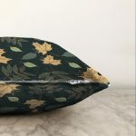 - Sonil-K-8458-Gorsel3 - Realhomes  Siyah Zemin Üzerinde Yaprak Desenli Dijital Baskılı Modern Raşel Kadife Yastık Kırlent Kılıfı Realhomes