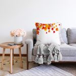 - Sonil-K-8459-Gorsel2 - Realhomes  Beyaz Zemin Üzerinde Sonbahar Temalı Yaprak Desenli Raşel Kadife Yastık Kırlent Kılıfı Realhomes