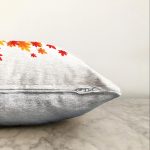 - Sonil-K-8459-Gorsel3 - Realhomes  Beyaz Zemin Üzerinde Sonbahar Temalı Yaprak Desenli Raşel Kadife Yastık Kırlent Kılıfı Realhomes