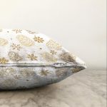 - Sonil-K-8461-Gorsel3 - Realhomes  Beyaz Zeminli Kartanesi Desenli Dijital Baskılı Modern Raşel Kadife Yastık Kırlent Kılıfı Realhomes