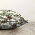 - Sonil-K-8463-Gorsel3 - Realhomes  Beyaz Zemin Üzerinde Kozalak Desenli Dijital Baskılı Modern Raşel Kadife Yastık Kırlent Kılıfı Realhomes