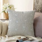 - Sonil-K-8466-Gorsel1 - Realhomes  Renkli Zemin Üzerinde Geyik Desenli Dijital Baskılı Modern Raşel Kadife Yastık Kırlent Kılıfı Realhomes