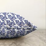 - Sonil-K-8471-Gorsel3 - Realhomes Beyaz Zeminli Mavi Yaprak Desenli Dijital Baskılı Modern Raşel Kadife Yastık Kırlent Kılıfı Realhomes