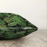 Siyah Zemin Üzerinde Yeşil Yaprak Desenli Raşel Kadife Yastık Kırlent Kılıfı Realhomes