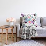 Beyaz Zemin Üzerinde Rengarenk Çiçek Desenli Raşel Kadife Yastık Kırlent Kılıfı Realhomes