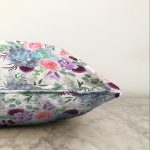 Beyaz Zemin Üzerinde Rengarenk Çiçek Desenli Raşel Kadife Yastık Kırlent Kılıfı Realhomes