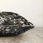 - Sonil-K-8482-Gorsel3 - Realhomes Siyah Zeminli Beyaz Çiçek Desenli Dijital Baskılı Modern Raşel Kadife Yastık Kırlent Kılıfı Realhomes