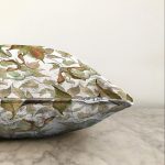 Beyaz Zeminli Sonbahar Yaprak Desenli Dijital Baskılı Modern Raşel Kadife Yastık Kırlent Kılıfı Realhomes