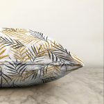 Beyaz Zemin Üzerinde Gold Detaylı Yaprak Desenli Modern Raşel Kadife Yastık Kırlent Kılıfı Realhomes