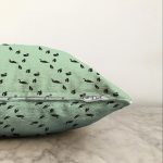 - Sonil-K-8490-Gorsel3 - Realhomes  Renkli Zeminli Siyah Flamingo Desenli Dijital Baskılı Modern Raşel Kadife Yastık Kırlent Kılıfı Realhomes