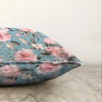 - Sonil-K-8491-Gorsel3 - Realhomes Rengarenk Zemin Üzerinde Çiçek Desenli Dijital Baskılı Modern Raşel Kadife Yastık Kırlent Kılıfı Realhomes