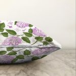 - Sonil-K-8493-Gorsel3 - Realhomes  Beyaz Zemin Üzerinde Yeşil Yapraklı Çiçek Desenli Modern Raşel Kadife Yastık Kırlent Kılıfı Realhomes