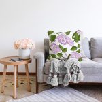 - Sonil-K-8495-Gorsel2 - Realhomes  Beyaz Zemin Üzerinde Yeşil Yapraklı Çiçek Desenli Modern Raşel Kadife Yastık Kırlent Kılıfı Realhomes