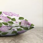 - Sonil-K-8495-Gorsel3 - Realhomes  Beyaz Zemin Üzerinde Yeşil Yapraklı Çiçek Desenli Modern Raşel Kadife Yastık Kırlent Kılıfı Realhomes